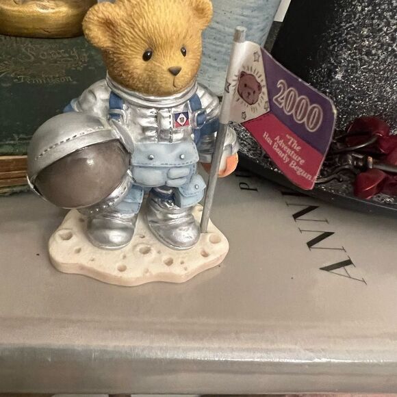Cherished Teddies 601659 Neil Astronaut Rock Year 2000 Flag Figurine. - Picture 1 of 5